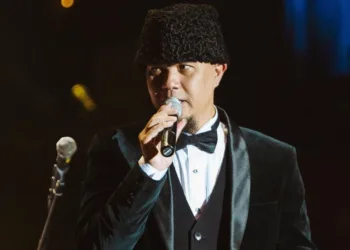 Momen ahmad dhani lempar wong aksan saat manggung di bandung e2xhf2b7hw