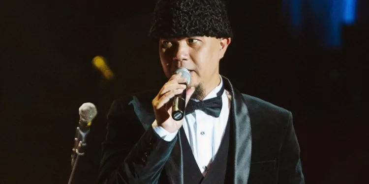 Momen ahmad dhani lempar wong aksan saat manggung di bandung e2xhf2b7hw