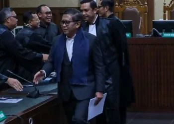 Sekjen dpp pdi perjuangan hasto kristiyanto saat menjalani sidang perdana dengan agenda pembacaan dakwaan di pengadilan tipiko 1741933464086