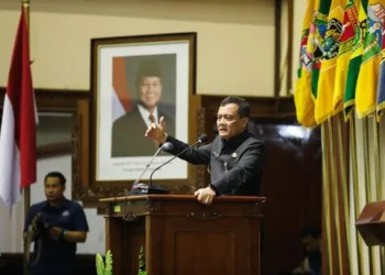 Gubernur jateng ahmad luthfi saat menghadiri rapat paripurna penjelasan gubernur atas rancangan papbd jateng 2025 di dprd jate 1753707684597 43