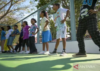 Pemeriksaan kesehatan siswa sekolah rakyat di kupang 2572525.jpg