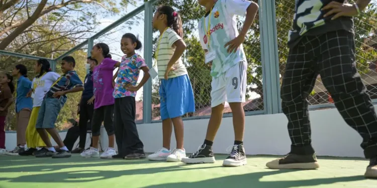 Pemeriksaan kesehatan siswa sekolah rakyat di kupang 2572525.jpg