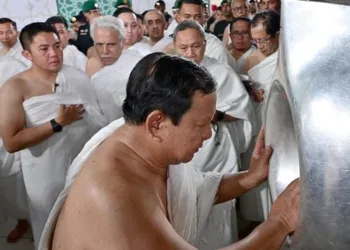Prabowo tunaikan ibadah umrah 1751505806611 169