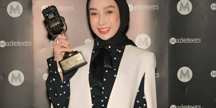 Reza gladys bwqr large